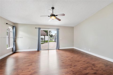 Villa ou maison à vendre à Sunrise, Floride: 5 chambres, 337.51 m2 № 1931465 - photo 17