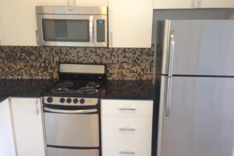 Снять в аренду кондоминиум в Майами-Бич, Флорида 37.16м2, № 1954046 - фото 2