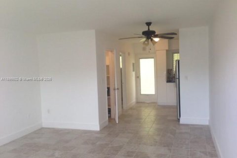 Снять в аренду кондоминиум в Майами-Бич, Флорида 37.16м2, № 1954046 - фото 1