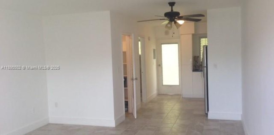 Студия в кондо в Майами-Бич, Флорида № 1954046