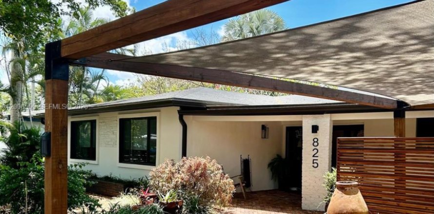 House in Plantation, Florida 4 bedrooms, 162.02 sq.m. № 2074994