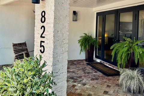 House in Plantation, Florida 4 bedrooms, 162.02 sq.m. № 2074994 - photo 4