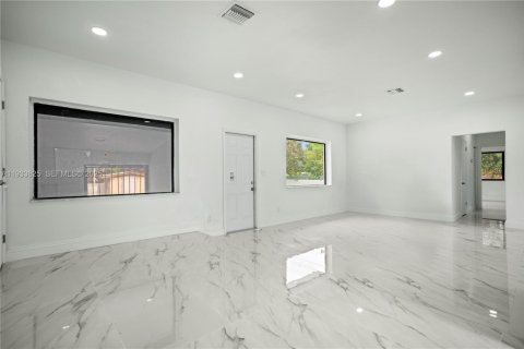 House in Miami, Florida 3 bedrooms, 157 sq.m. № 1992714 - photo 7