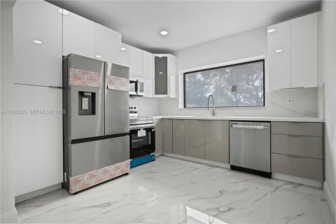 House in Miami, Florida 3 bedrooms, 157 sq.m. № 1992714 - photo 11