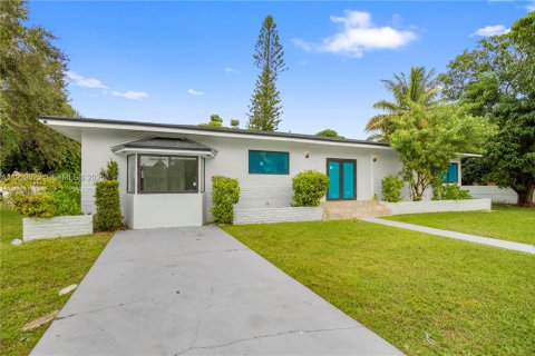House in Miami, Florida 3 bedrooms, 157 sq.m. № 1992714 - photo 2