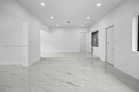 House in Miami, Florida 3 bedrooms, 157 sq.m. № 1992714 - photo 8