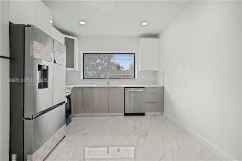 House in Miami, Florida 3 bedrooms, 157 sq.m. № 1992714 - photo 12