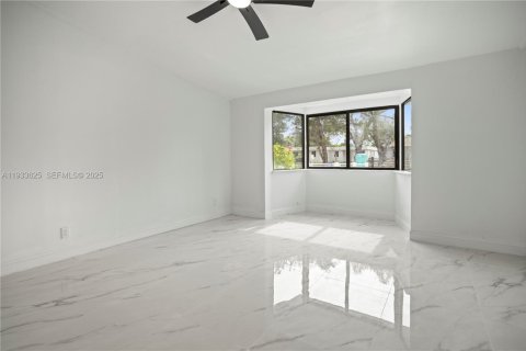 House in Miami, Florida 3 bedrooms, 157 sq.m. № 1992714 - photo 21