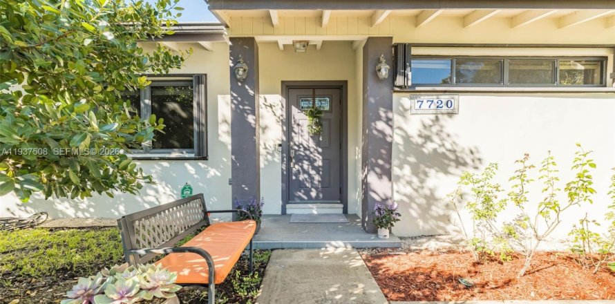 Casa en South Miami, Florida 3 dormitorios, 157.56 m2 № 1997635