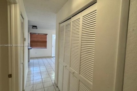 House in Miami, Florida 3 bedrooms, 111.3 sq.m. № 2002725 - photo 22