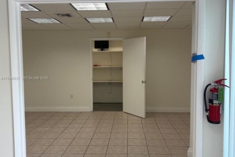 Commercial property in Miami, Florida № 2152915 - photo 6