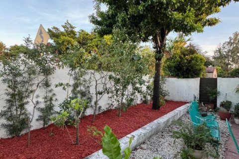 House in Miami, Florida 3 bedrooms, 111.3 sq.m. № 2002725 - photo 10