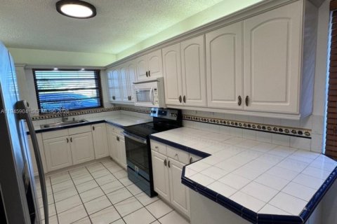 House in Miami, Florida 3 bedrooms, 111.3 sq.m. № 2002725 - photo 6