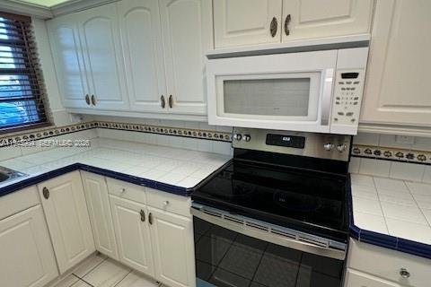 House in Miami, Florida 3 bedrooms, 111.3 sq.m. № 2002725 - photo 5