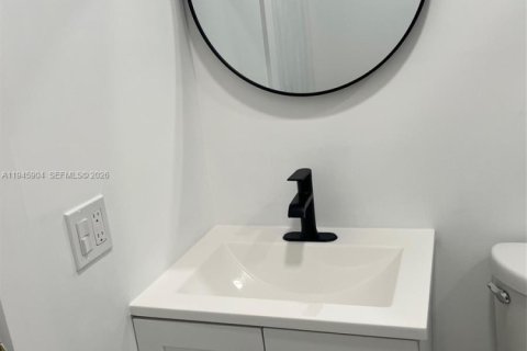 House in Miami, Florida 3 bedrooms, 111.3 sq.m. № 2002725 - photo 30