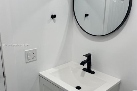 House in Miami, Florida 3 bedrooms, 111.3 sq.m. № 2002725 - photo 15