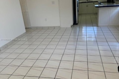 House in Miami, Florida 3 bedrooms, 111.3 sq.m. № 2002725 - photo 23