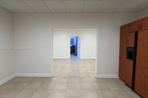 Commercial property in Miami, Florida № 2152915 - photo 18