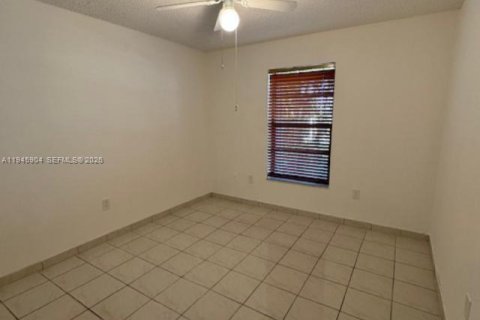 House in Miami, Florida 3 bedrooms, 111.3 sq.m. № 2002725 - photo 20