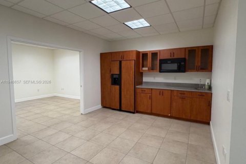 Commercial property in Miami, Florida № 2152915 - photo 17