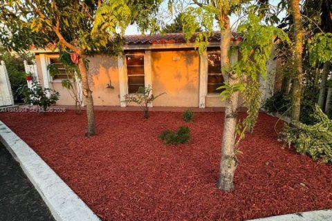 House in Miami, Florida 3 bedrooms, 111.3 sq.m. № 2002725 - photo 3