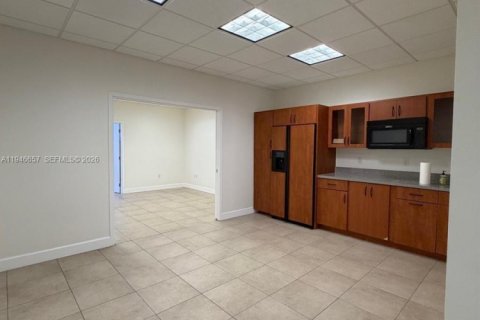 Commercial property in Miami, Florida № 2152915 - photo 16
