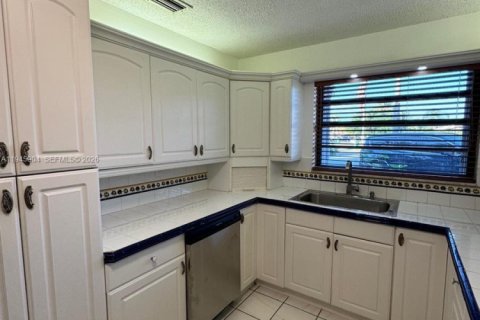 House in Miami, Florida 3 bedrooms, 111.3 sq.m. № 2002725 - photo 11