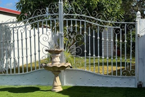 House in Miami, Florida 3 bedrooms, 111.3 sq.m. № 2002725 - photo 9