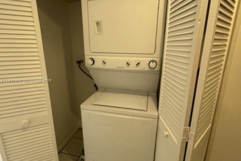 House in Miami, Florida 3 bedrooms, 111.3 sq.m. № 2002725 - photo 16