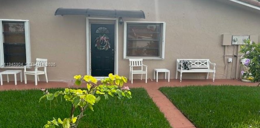 House in Miami, Florida 3 bedrooms, 111.3 sq.m. № 2002725