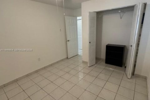 House in Miami, Florida 3 bedrooms, 111.3 sq.m. № 2002725 - photo 18