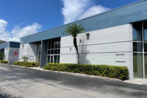 Commercial property in Miami, Florida № 2152915 - photo 1