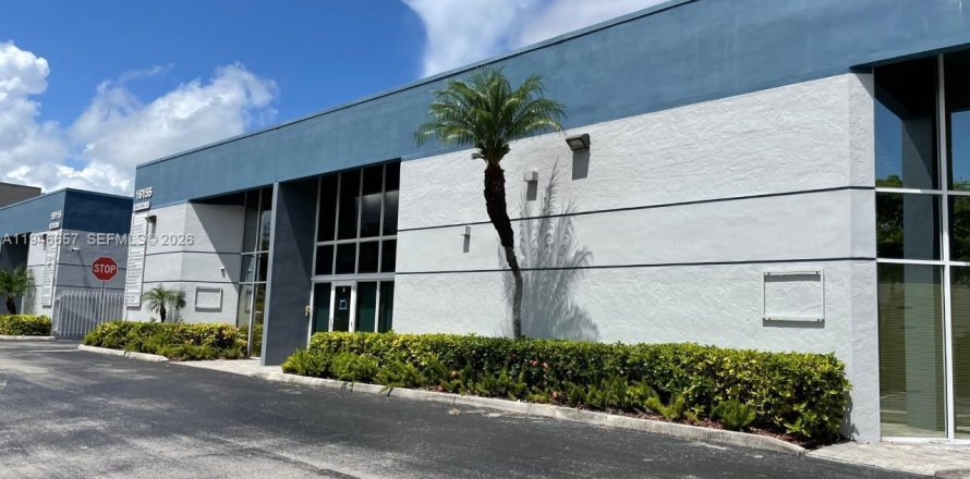 Commercial property in Miami, Florida № 2152915