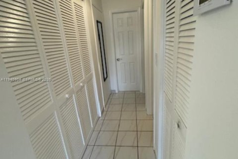 House in Miami, Florida 3 bedrooms, 111.3 sq.m. № 2002725 - photo 24