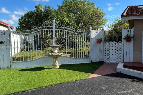 House in Miami, Florida 3 bedrooms, 111.3 sq.m. № 2002725 - photo 2