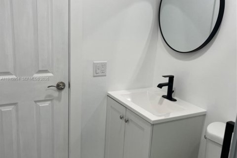 House in Miami, Florida 3 bedrooms, 111.3 sq.m. № 2002725 - photo 29