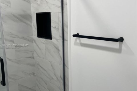 House in Miami, Florida 3 bedrooms, 111.3 sq.m. № 2002725 - photo 14