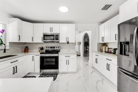 House in Cutler Bay, Florida 4 bedrooms, 159.05 sq.m. № 1790605 - photo 7