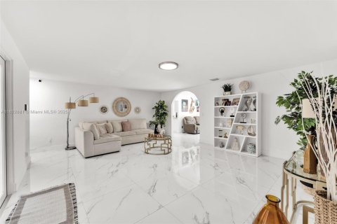 House in Cutler Bay, Florida 4 bedrooms, 159.05 sq.m. № 1790605 - photo 2