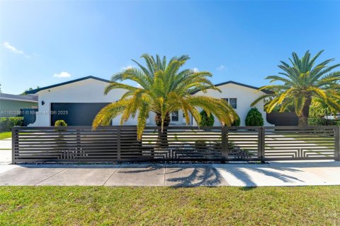House in Cutler Bay, Florida 4 bedrooms, 159.05 sq.m. № 1790605 - photo 1