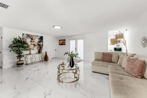 House in Cutler Bay, Florida 4 bedrooms, 159.05 sq.m. № 1790605 - photo 3