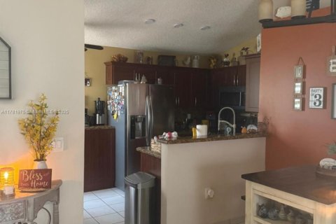 House in Miramar, Florida 3 bedrooms, 144.18 sq.m. № 1699223 - photo 12