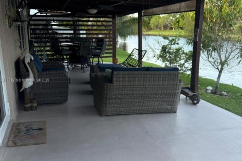 House in Miramar, Florida 3 bedrooms, 144.18 sq.m. № 1699223 - photo 4