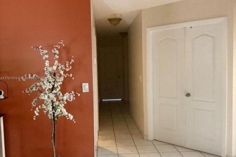 House in Miramar, Florida 3 bedrooms, 144.18 sq.m. № 1699223 - photo 11