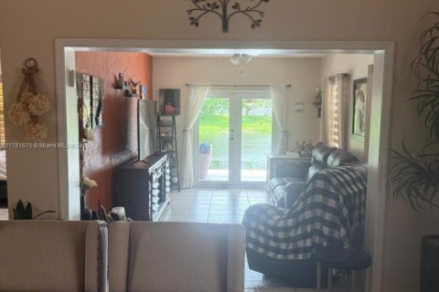 House in Miramar, Florida 3 bedrooms, 144.18 sq.m. № 1699223 - photo 9