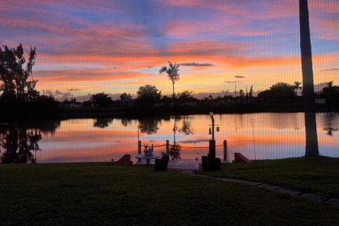 House in Cape Coral, Florida 3 bedrooms, 147.99 sq.m. № 1414034 - photo 10