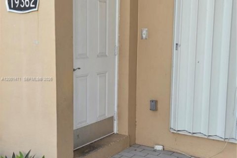Снять в аренду кондоминиум в Катлер-Бей, Флорида 3 спальни, 90.49м2, № 2154044 - фото 2