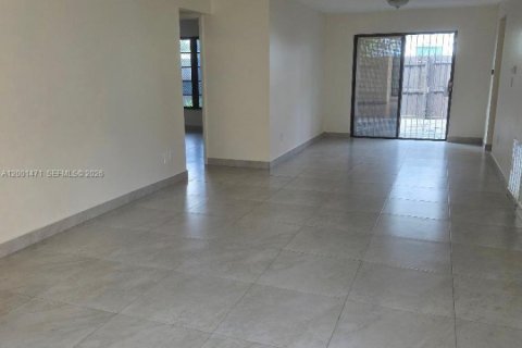 Снять в аренду кондоминиум в Катлер-Бей, Флорида 3 спальни, 90.49м2, № 2154044 - фото 3