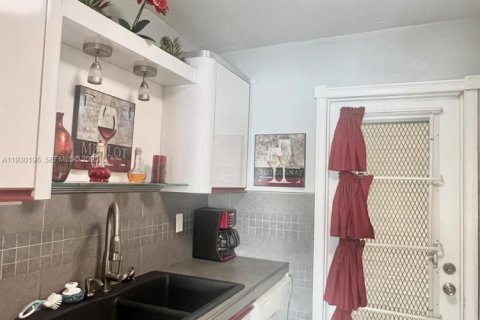 Condo in Hallandale Beach, Florida, 1 bedroom  № 1989019 - photo 5
