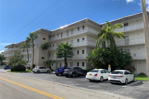 Condo in Hallandale Beach, Florida, 1 bedroom  № 1989019 - photo 21